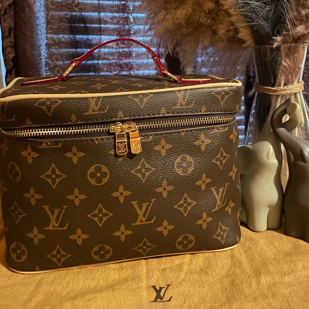 Nice Bb vanity case, stylish toiletries bag!